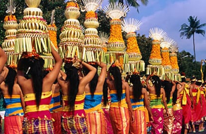 En el viaje por el interior de Bali no es difícil encontrarse con procesiones ceremoniales llenas de colorido y simbolismo.