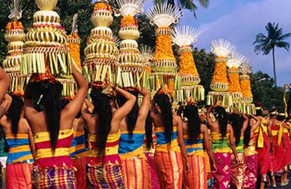 En el viaje por el interior de Bali no es difícil encontrarse con procesiones ceremoniales llenas de colorido y simbolismo.