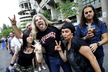 Aficionados de los Rolling Stones en los aledaños del estadio Santiago Bernabeu de Madrid.