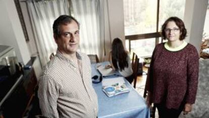 Camilo, su mujer Josefina y su hija Clara, se han sumado a la huelga de deberes de este fin de semana, fotografiados en su casa de Tres Cantos, Madrid