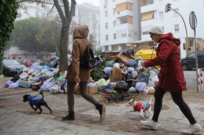 Basura amontonada alrededor de los contenedores. Una imagen que se est&aacute; repitiendo durante las jornadas de huelga.