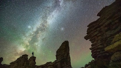 La Vía Láctea atraviesa el bosque de piedra de ashhatu en Mongolia Interior, China.