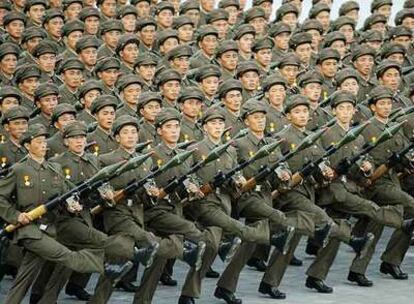 Militares norcoreanos participan en el desfile del 60º aniversario de la fundación del país en Pyongyang.