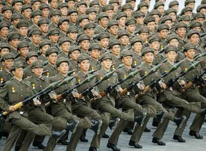 Militares norcoreanos participan en el desfile del 60º aniversario de la fundación del país en Pyongyang.