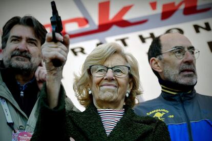 La alcaldesa de Madrid, Manuela Carmena, da la salida de la Maratón de 42 kilómetros de distancia en el Paseo de la Castellana de Madrid, que se ha transformado este sábado en una gran pista de atletismo.