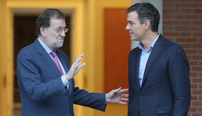 El entonces presidente del Gobierno, Mariano Rajoy, recibe al secretario general del PSOE, Pedro Sánchez, en La Moncloa, el 6 de julio de 2017.