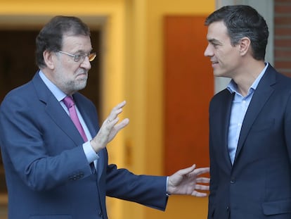 El entonces presidente del Gobierno, Mariano Rajoy, recibe al secretario general del PSOE, Pedro Sánchez, en La Moncloa, el 6 de julio de 2017.