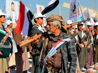 Una marcha de soldados yemeníes en solidaridad con Gaza