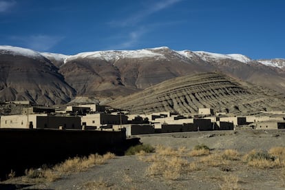 Las primeras nieves en el Alto Atlas. En invierno el pueblo se cubre de nieve y las tareas se multiplican. 