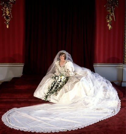 La princesa Diana posa vestida con su traje de novia el día de su boda con el príncipe Carlos en la catedral de San Pablo (Londres), el 29 de julio de 1981.