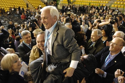 José Luis Baltar, aupado en hombros en 2010 tras vencer su hijo José Manuel (primero por la derecha) al candidato de Feijóo en el congreso provincial del PP de Ourense.