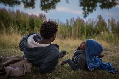 Muchos de los sin papeles han instalado su campamento en un antiguo vertedero a unos cinco kilómetros de la ciudad y unos siete del túnel. “Sé que es peligroso, pero no tengo otra alternativa”.