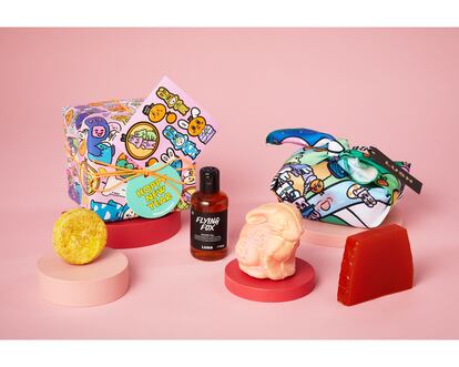 Lush. La hora de la ducha es otro buen momento par dar la bienvenida al Año del Conejo y contagiarse de su suerte con la gama en edición limitada de Lush. El autocuidado comienza con un baño relajante de la mano de Golden Rabbit, la bomba de jabón revitalizante que combina el aroma a hierba recién cortada con un toque de neroli, bergamota y sándalo terroso. A continuación, proponen dar un masaje de buena fortuna al cabello con el champú sólido Godiva, con la forma de moneda dorada que se reparte dentro de un sobre roj al comienzo del año chino. Por último, secar el rostro con la toallita Lucky Bunny, diseñada por el ilustrador Curry Cheung como un envoltorio sostenible para regalo.