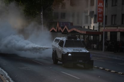 Una tanqueta rocía gas lacrimógeno en las calles de Santiago.