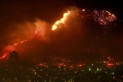 En la imagen, incendio en Table Mountain, en Ciudad del Cabo (Sudáfrica). Los incendios forestales han devastado la provincia del Cabo Occidental durante las dos últimas semanas. Casas, granjas y estructuras han sido arrasadas por las llamas.