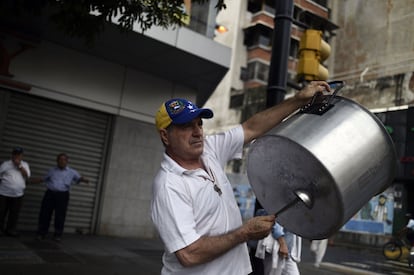 Un simpatizante de la oposición golpea una olla durante una de las marchas de este miércoles.