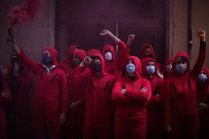 Activistas por el derecho a la vivienda disfrazados con petos rojos consiguen suspender un desahucio de dos familias en Barcelona.