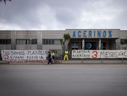 Trabajadores de Acerinox a las puertas de la fábrica de Los Barrios. Cádiz.