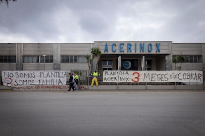 Carteles colocados en la puerta de Acerinox por los trabajadores acampados. 