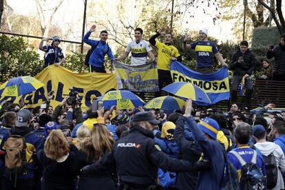 Una multitud de seguidores de Boca Juniors se concentra en el exterior del hotel donde descansa el equipo argentino, en Madrid.