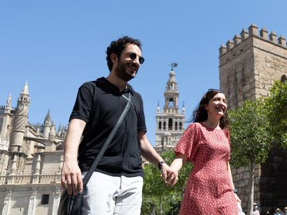 Una pareja pasea por el entorno de la catedral de Sevilla, el pasado sábado.