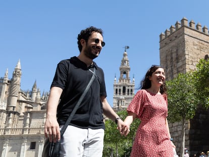 Una pareja pasea por el entorno de la catedral de Sevilla, el pasado sábado.