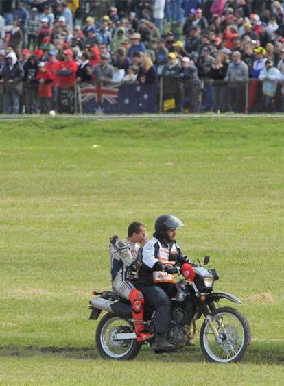 Lorenzo abandona el circuito tras su caída.