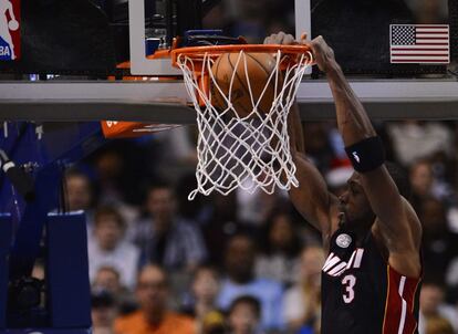 Dwyane Wade encesta ante los Mavericks.