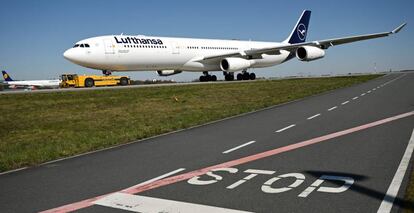 Una aeronave de la aerolínea alemana Lufthansa permanece aparcada en tierra por culpa del impacto que está teniendo el Covid-19 en los vuelos, Frankfurt, Alemania, 23 de marzo de 2020. 