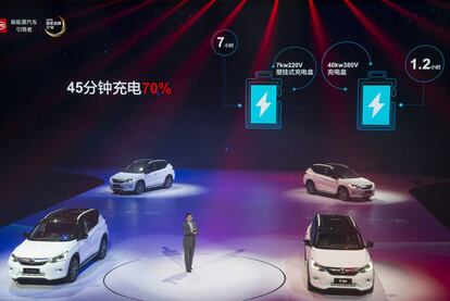 El presidente de BYD, Wang Chuanfu, con los &uacute;ltimos veh&iacute;culos el&eacute;ctricos e h&iacute;bridos en Shangh&aacute;i