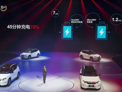 El presidente de BYD, Wang Chuanfu, con los &uacute;ltimos veh&iacute;culos el&eacute;ctricos e h&iacute;bridos en Shangh&aacute;i