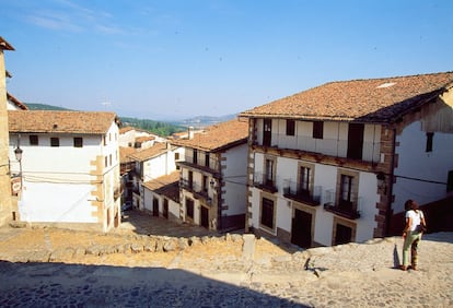 Sitting astride the foothills of the same-name mountain range, in southern Salamanca province, the cobblestoned streets of Candelario's historic center still preserve the little canals that channel the water from the melting snow. The Church of La Asunción features four different architectural styles and the museum at Casa Chacinera offers an excellent display of traditional crafts. More information: villadecandelario.com