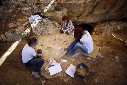 Un grupo de arqueólogas trabajando en el yacimiento de Pinilla del Valle.