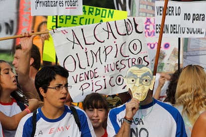 Inquilinos de la Empresa Municipal de la Vivienda de Madrid (EMVS) en Sanchinarro y otras tres promociones incluidas en la venta a Lazora, durante una protesta el 5 de septiembre de 2010.