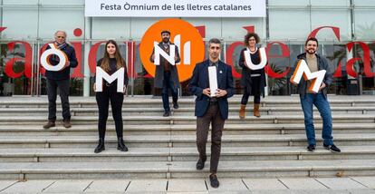 Els guanyadors de la Nit de Santa Llúcia, d'esquerra a dreta: Miquel Desclot, Anna Gas, Chad W. Post, Víctor García Tur, Tina Valls i Rubèn Montañá i Ros. 