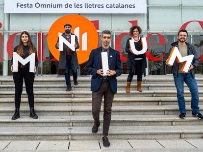 Els guanyadors de la Nit de Santa Llúcia, d'esquerra a dreta: Miquel Desclot, Anna Gas, Chad W. Post, Víctor García Tur, Tina Valls i Rubèn Montañá i Ros. 