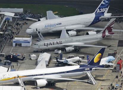 Vista aérea del Salón Internacional Aeronáutico y del Espacio de Le Bourget, al norte de París. En la foto se aprecian los aviones Airbus A380, Airbus A330- 200 y Boeing 777.