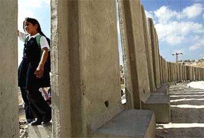 Una niña palestina, entre los bloques de cemento recientemente construidos en Sawahreh, cerca de Jerusalén.