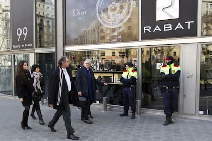 Registro de los Mossos d'Esquadra en la Joyeria Rabat. En primer termino el juez, y en segundo, con cartera, Esteve Rabat, propietario de la joyeria