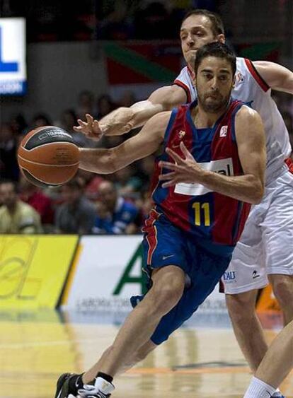 Rakocevic intenta robarle el balón a Navarro durante el partido.