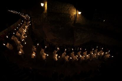 Penitentes del 'Cristo de la Buena Muerte' participan en una procesión en Zamora, a primeras horas del martes 11 de abril de 2017.