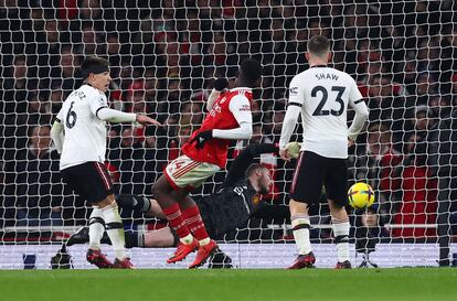 Eddie Nketiah marca el tercer gol del Arsenal en el partido contra el Manchester United, de la Premier League, en el estadio Emirates este domingo.