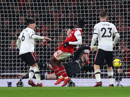 Eddie Nketiah marca el tercer gol del Arsenal en el partido contra el Manchester United, de la Premier League, en el estadio Emirates este domingo.