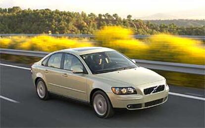 El Volvo S40 mantiene la imagen robusta de la marca sueca y el aire de familia de sus hermanos mayores. Además presenta un estilo muy moderno, deportivo y dinámico.