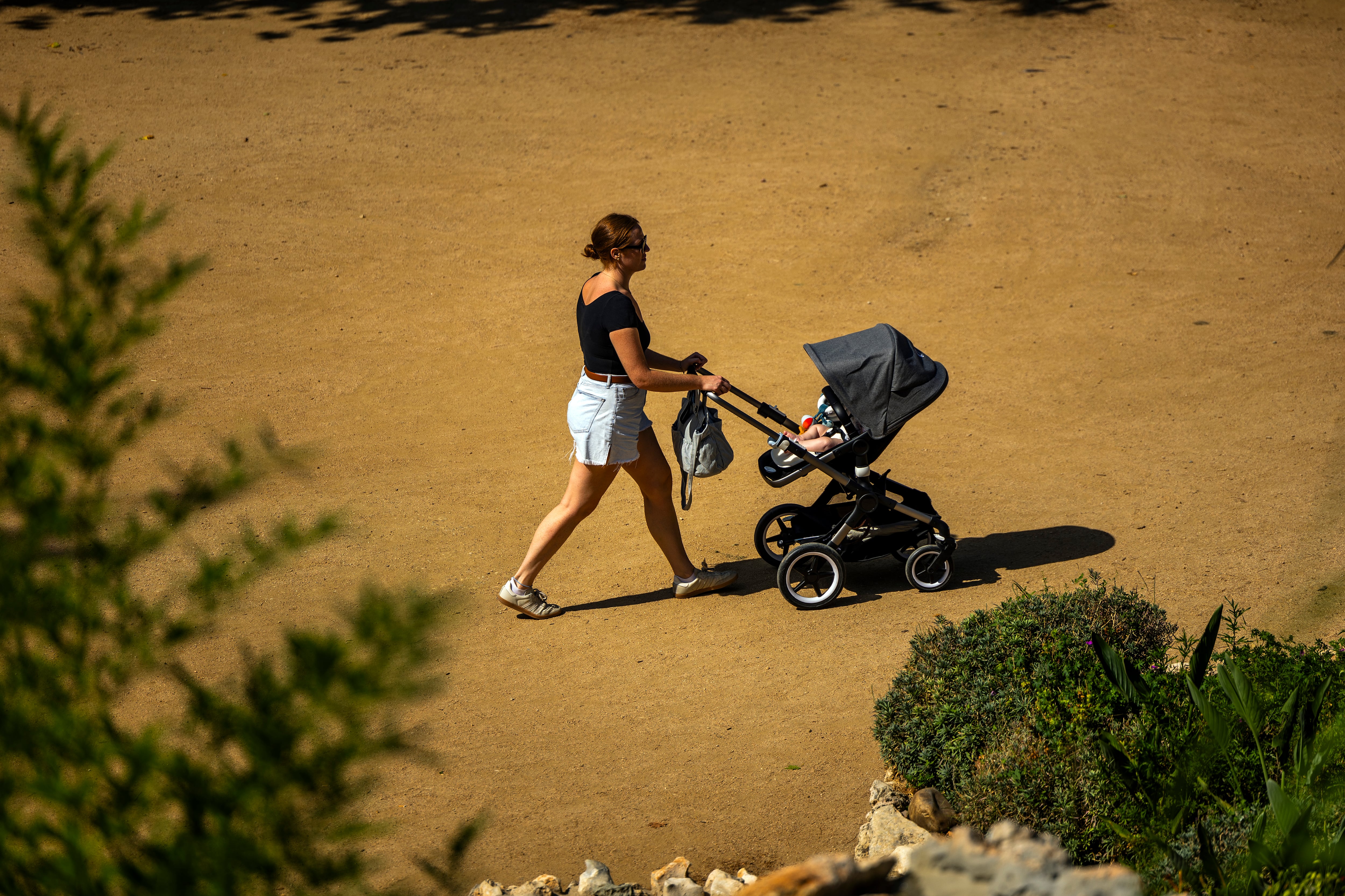 Una mujer en el parque del Retiro, en Madrid en septiembre de 2024.