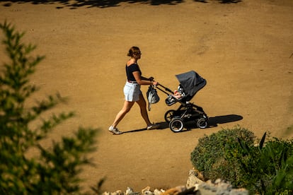 Una mujer en el parque del Retiro, en Madrid en septiembre de 2024.