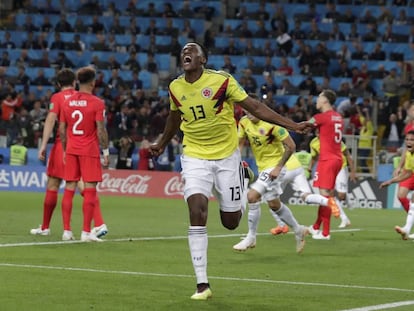 Yerry Mina celebra tras anotar para Colombia el gol del empate ante Inglaterra.