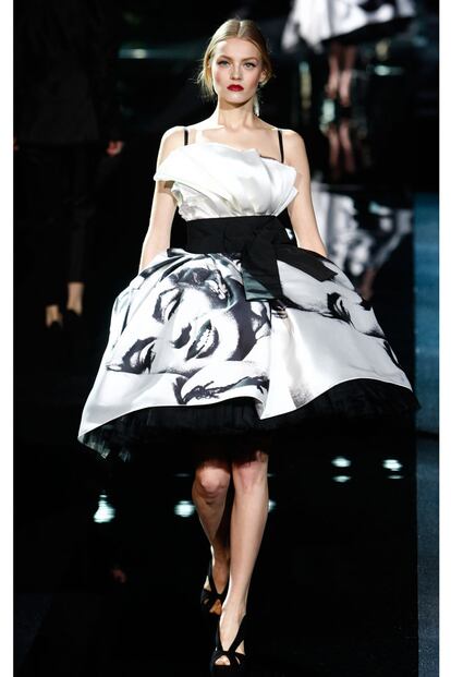 La colección otoño-invierno 2009/10 de Dolce & Gabbana diseñó incluía un vestido estampado con el rostro de Marilyn.