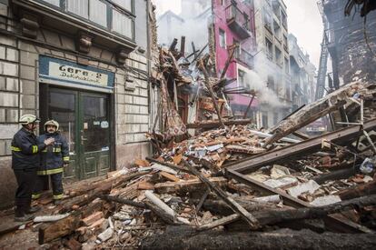 Los bomberos siguen trabajando en la zona donde esta madrugada se ha declarado un incendio de grandes dimensiones en el casco viejo de Bermeo.