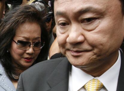 Thaksin Shinawatra y su mujer, Potjaman Shinawatra salen de los juzgados de Bangkok después de que está fuera condenada a tres años de prisión bajo fianza el pasado 31 de julio.